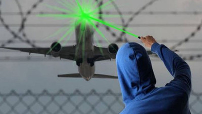 Uçağa lazer tutanların cebi yanacak! Yeni yılda yeni cezalar