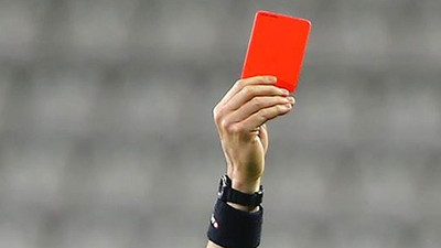 Türk futbolunda sular durulmuyor! Kırmız kart gösteren hakemi bıçakladı