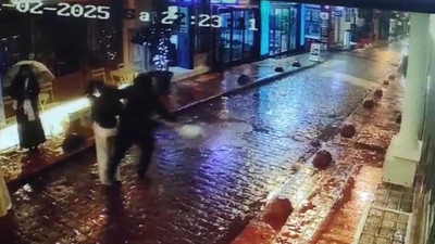 Fotoğraf çeken turistlerin telefonunu çalıp selfie çekildi