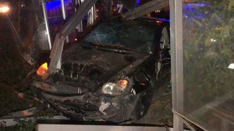 Aracıyla otobüs durağına daldı: Otomobili bırakıp kaçtı