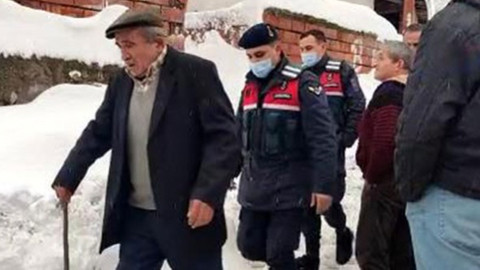 Yaşlı adam karla kaplı köyde mahsur kaldı!