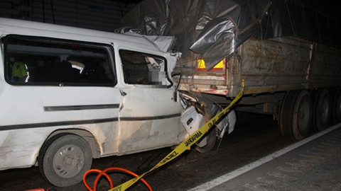 Feci kaza! Minibüs TIR'ın altında kaldı