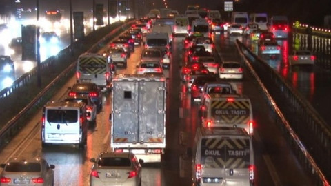 İstanbul'da yağmur trafiği vurdu: Yoğunluk yüzde 72!