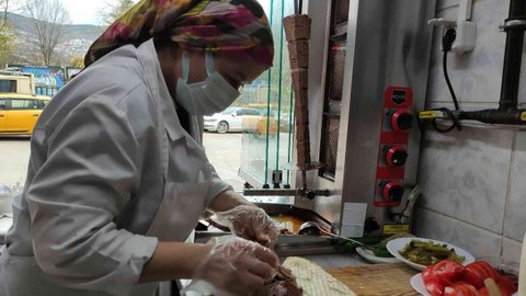 Kadın usta 23 yıldır ateşin başında döner kesiyor