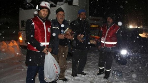 Karda geçitte mahsur kalan sürücülere jandarma ve Kızılay'dan destek!