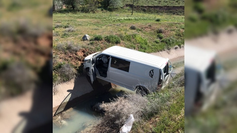 Minibüs sulama kanalına uçtu: 3 yaralı