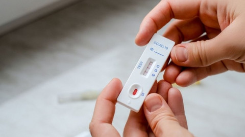 “Hızlı testlerin negatif olmasına güvenmeyin”