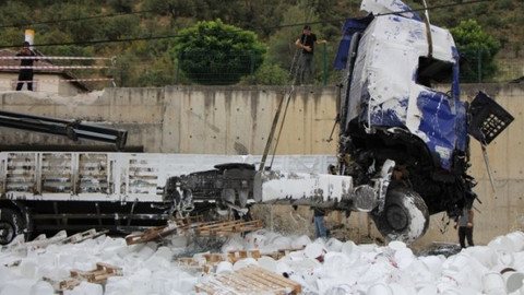 Korku dolu anlar..Boya yüklü tır metrelerce yüksekten düştü!