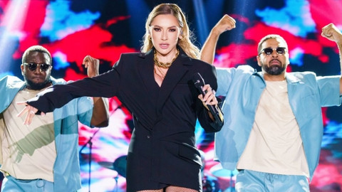 Hadise sahnede yüzüğünü yere attı