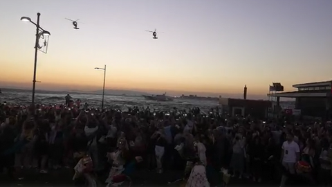 İzmir’de görkemli kutlama! Helikopterlerden zeybek