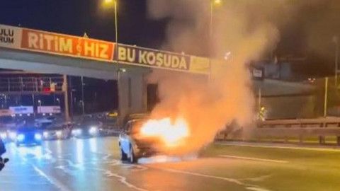 Otomobil akan trafikte alev alev yandı!