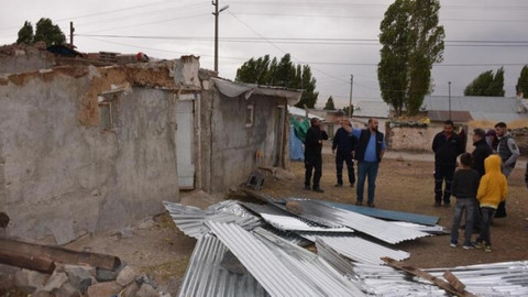 Erzurum'da Hortum; Çatılar uçtu