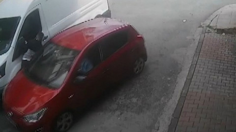 Otomobil çarpınca iki araç arasında sıkıştı! Feci olay