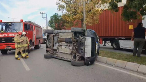 Direksiyon hakimiyetini kaybetti park halindeki araçlara çarptı!