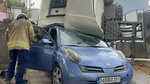 Hafriyat kamyonu otomobilin üstüne devrildi!