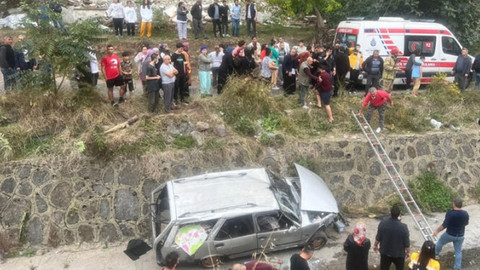 Otomobil dere yatağına düştü: 4 yaralı