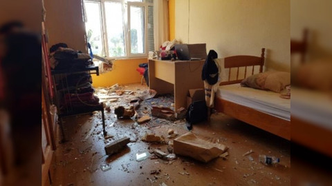 Su tankı aniden patladı; binanın duvarını yıktı!