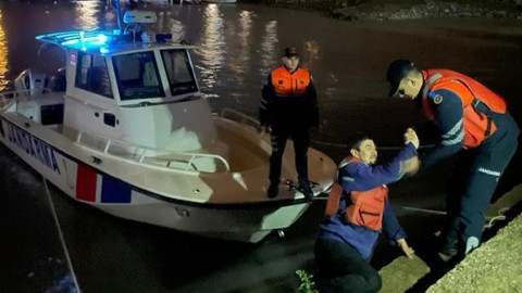 İznik Gölü ortasında mahsur kaldılar! Yardımlarına jandarma koştu