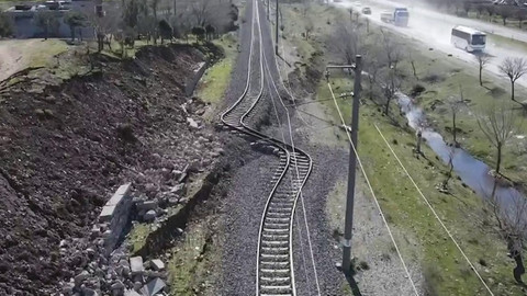 Depremde tren rayları büküldü! Prof. Dr. Cahit Helvacı açıkladı: İşte nedeni