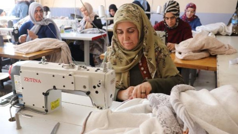 Ağrılı kadınlar, depremzedeler için kışlık giysi dokuyor