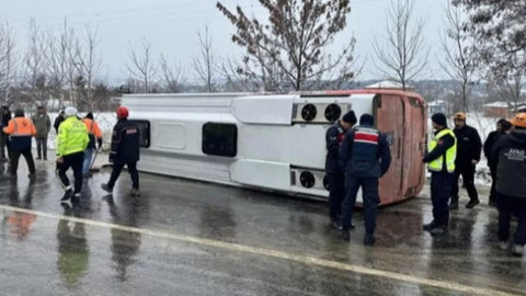 Cenaze taşıyan midibüs devrildi!