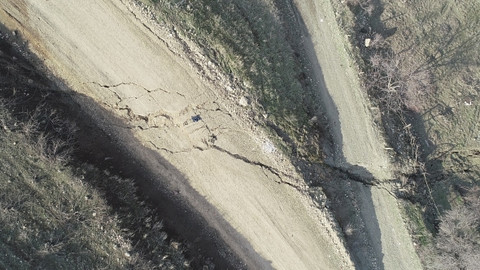 Dağların arasından geçen fay kırığı havadan görüntülendi