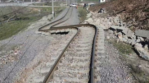 Deprem tren raylarını büktü!