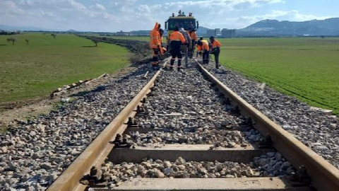 Depremden zarar gören demir yolları onarılıyor