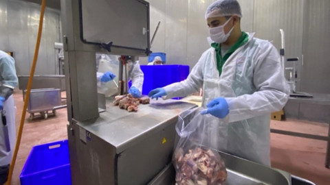 Depremzedelere 90 ton et ürünü ile 7 ton süt ve süt ürünü gönderildi