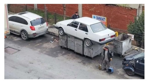 Dükkanın önünü kapatan otomobile sinirlendi: Aracı çöpe attı!