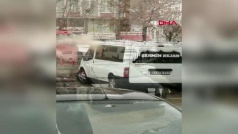 Hastane bahçesinde park halinde bulunan minibüs alev aldı!