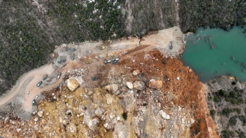 Heyelanla düşen dev kayalar depremin şiddetini yansıttı