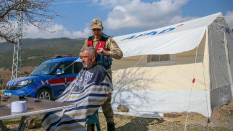 jandarma köy köy geziyor! Depremzedeleri tıraş ediyor