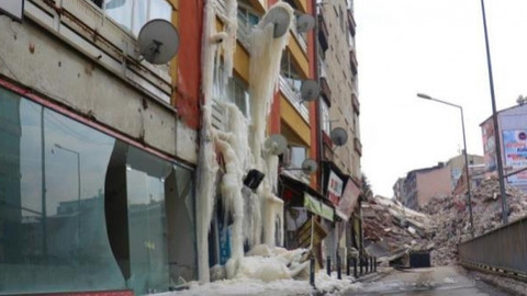 Malatya'da depremde ağır hasar alan binada dev buz sarkıtları oluştu!