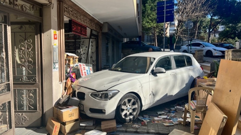 Otomobil bina bahçesine düştü! Kitap dükkanına çarptı