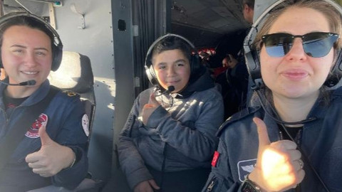 Pilotlar depremzede çocuklara kokpitte moral verdi
