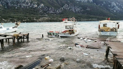 Şiddetli rüzgarda iskeleler parçalandı, tekneler battı!