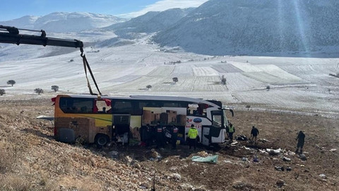 Yolcu otobüsü devrildi! 8 ölü, 35 yaralı