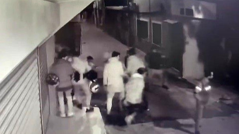 Kendisini dövmek için bekleyen gruba pompalı tüfekle ateş açtı!