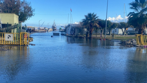Deniz seviyesinin yükseldiği İskenderun'da; balıkçı barınağı sular altında kaldı