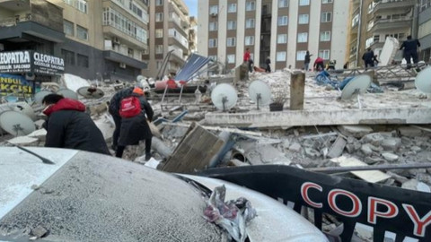 Depremde ağır hasar alan 7 katlı bina çöktü! Enkazda birilerinin olup olmadığı araştırılıyor