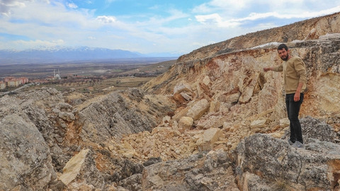 Depremden etkilenen Geyiktepesi'nde dev yarıklar oluştu