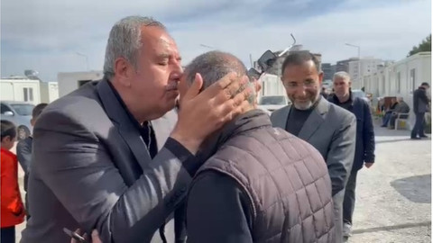 Depremzede vatandaş; Ordu Valisi Tuncay Sonel’i alnından öptü