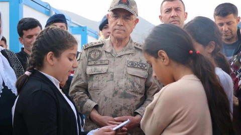 Depremzede çocuk Gözde’den jandarmaya duygulandıran şiir! Orgeneral Arif Çetin’e okudu