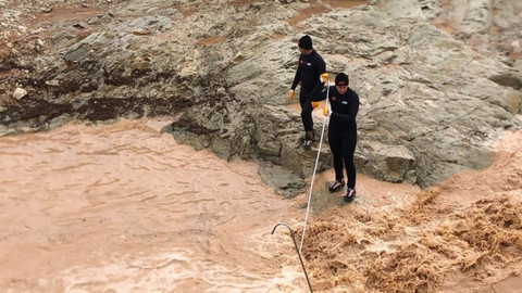 JAK ve SAK seferber oldu! Tırıyla birlikte sele kapılan sürücü aranıyor