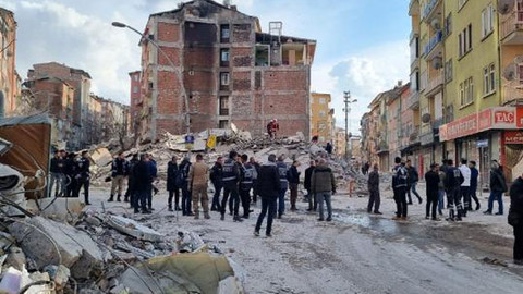 Malatya'da ağır hasarlı 5 katlı bina çöktü