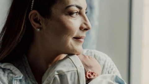 Oyuncu Burcu Kara depremzede bebeğe kucak açtı!