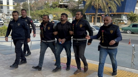 Tartıştığı ev arkadaşını satırla öldüren zanlı tutuklandı!