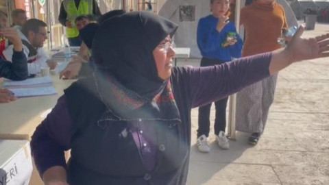Yardım merkezindeki görevliden depremzedeye büyük ayıp: "Su istedim, bana yüzüğünü sat" diyor