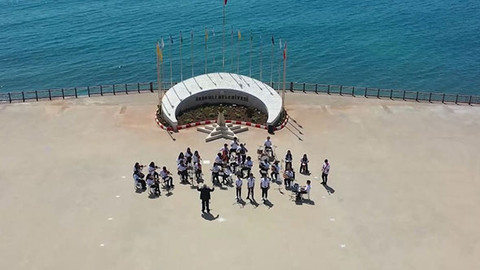 Depremzede öğrenciler arkadaşlarıyla 23 Nisan için söyledi: Bir Başkadır Benim Memleketim